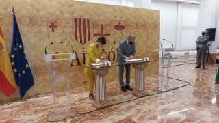 La ministra Isabel Rodríguez y el presidente Javier Lambán, durante la firma del FITE de 2021 en el Banco de España de Teruel.