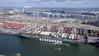 El buque Ever Given llega a puerto