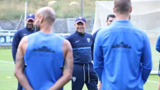 Nacho Ambriz se dirige a los jugadores, durante el último entrenamiento en Benasque.