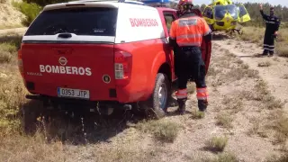 Los bomberos, durante su intervención en el accidente de Castellote.