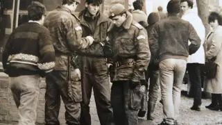 Dos policías serbios revisan la documentación de un joven albanokosovar en febrero de 1993.