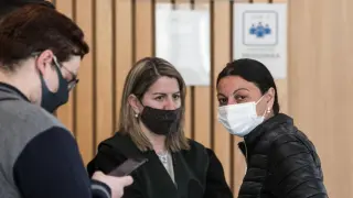La acusada, con mascarilla blanca, junto a su abogada, Olga Oseira.
