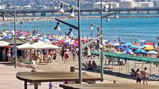 Agosto ha debutado en la Costa Dorada con un lleno en sus playas. En la imagen, la playa de La Pineda este domingo. El sector confía en ellos para sacar adelante la temporada.