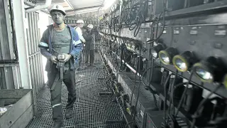 Cambio de turno de los trabajadores en la mina de Samca en Ariño, en una fotografía de 2010.