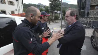 Emilio Leo charlando con unos bomberos en las inundaciones de Benasque.