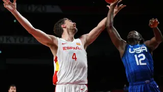 Pau Gasol se disputa un balón con Holyday.