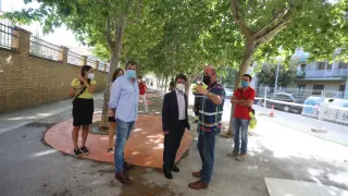 El alcalde de Huesca, en el centro, durante una visita a unas obras de reurbanización de la ciudad.