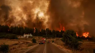 El fuego ha arrasado miles de hectáreas forestales y obligado a la evacuación de miles de personas en Grecia.