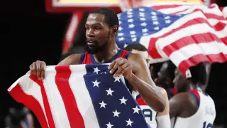 Kevin Durant celebra la victoria con la bandera de su país.