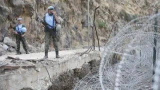 Dos militares de la Brigada Aragón vigilan en la ‘Blue Line’ (línea azul) en la frontera de Líbano