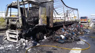 Camión incendiado en Zaragoza