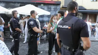 La Policía Nacional y Policía Local trataron de dispersar aglomeraciones en el Tubo de Huesca. Otras zonas de ocio tuvieron una gran afluencia por la tarde.