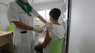Más de 200 jóvenes estaban citados este 9 de agosto para vacunarse en el centro de salud Los Olivos de Huesca.