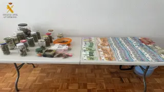 Dinero y material intervenido en casa de los arrestados en Alfajarín.