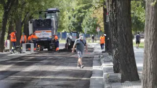 Trabajos de la operación asfalto en el paseo de Tierno Galván