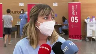 Lucía Moruno, la enfermera valenciana, afirma que al final lo importante es "que la población venga a vacunarse y que el ratito que estén, sea lo más cómodo posible".