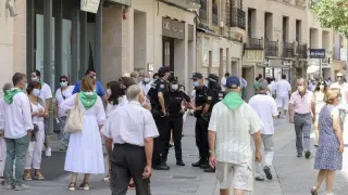 Agentes de la Policía Local de Huesca patrullando por el centro de la ciudad.