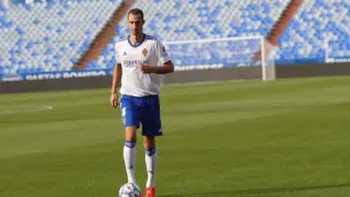 Radosav Petrovic, con el uniforme del Real Zaragoza y su dorsal 4, este miércoles en la presentación oficial en La Romareda.
