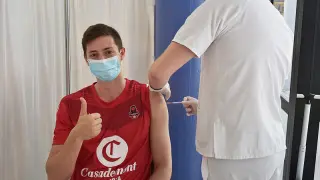 Aleix Font, jugador del Casademont, se vacuna contra la covid-19.