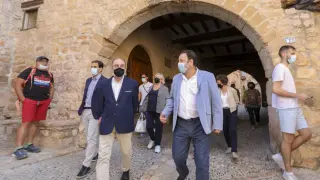 El presidente de Aragón, Javier Lambán, con el alcalde de Alquézar, Mariano Altemir, durante su visita a la localidad.