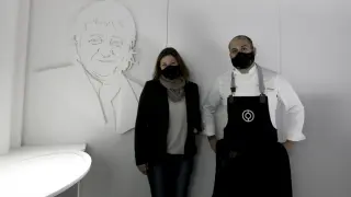 Ana Acín y Eduardo Salanova, en el comedor de Espacio N, en el que domina el color blanco. En una pared, una figura de Lorenzo Acín