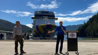 Harry Sommer (d), presidente de Norwegian Cruise Line, durante la inauguración del nuevo muelle de la empresa en Ketchikan, Alaska.