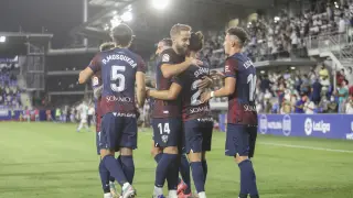Jorge Pulido celebra con Seoane el segundo gol del Huesca ante el Eibar.