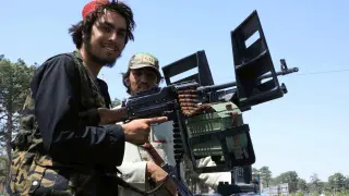 Jóvenes talibanes en Afganistán