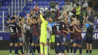 Los jugadores de la SD Huesca saludan a la afición tras imponerse al Eibar.