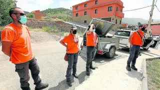 Integrantes del retén de Camarena de la Sierra, en su base de operaciones