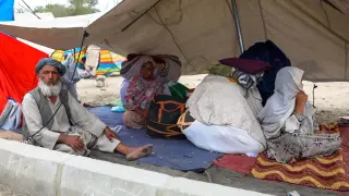 Personas desplazadas en un campamento en Kabul.