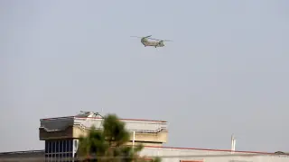 Un helicóptero estadounidense sobrevuela Kabul (Afganistán).
