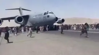 Aferrados a un avión Boeing C-17 de la Fuerza Aérea estadounidense