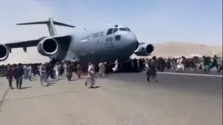 La evacuación de Kabul ha generado escenas caóticas en el aeropuerto.