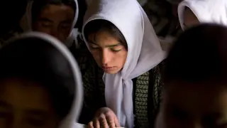 Una niña afgana, en 2008, en una escuela de Badakhshan. Los talibanes no permiten a las mujeres acceder a la educación.