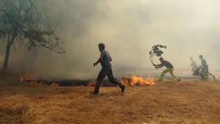 Vecinos de Villarejo apagan un foco del incendio que se declaró el 14 de Agosto en Navalacruz (Ávila).