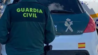 EuropaPress_3773703_Preview_agente_guardia_civil_espaldas_junto_vehiculo_oficial_cuerpo