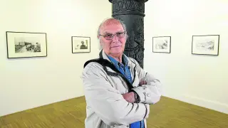 Carlos Saura en una de las salas del Paraninfo, donde expuso sus fotos en 2018.