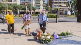 Roque Oriol, el viudo de Ana María Suárez, la zaragozna aseinada por los yihadistas en Cambrils el 17-A, en el Memorial con las flores que ha depositado esta mañana.