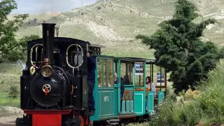 El tren minero de Utrillas conecta el casco urbano con el pozo de Santa Bárbara