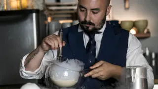 Borja Insa, preparando el cóctel ‘Coco-Nitro’ utilizando nitrógeno líquido.