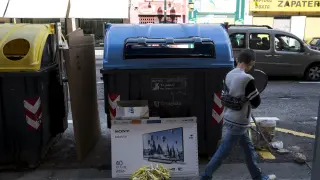 Un contenedor del Coso con bolsas y residuos fuera de sitio.