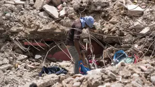 Búsqueda entre los escombros en Haití tras el terremoto.