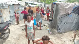 Personas viviendo en una zona de chabolas en Haití que reciben ayuda de Proclade.