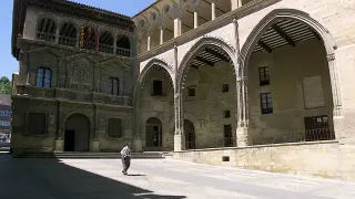La plaza de España de Alcañiz alberga dos de los edificios más importantes de la ciudad: la Lonja y el Ayuntamiento. Es todo un espectáculo de arquitectura renacentista y formas clasicistas con su extensa galería de pórticos y arcos de medio punto.