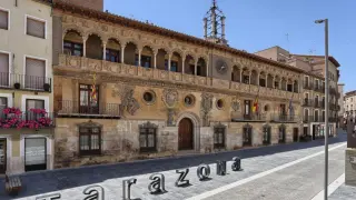 Un paseo por la capital del Queiles no debe dejar pasar un parada en su plaza de España para admirar la belleza de la fachada del Ayuntamiento.