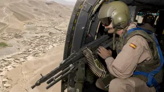 Un artillero de un helicóptero Cougar H21 vigila la ruta de Qala-i-Naw a Herat, en julio de 2006