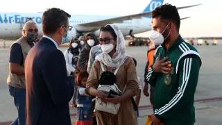 Llegada de Nilofar Bayat, jugadora afgana de baloncesto, y su marido a Torrejón de Ardoz.