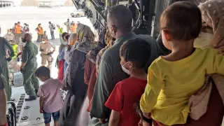 Refugiados afganos que viajan hacia España en el segundo vuelo del Ejército