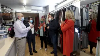 El alcalde de Huesca, Luis Felipe, segundo por la izquierda, visitando uno de los comercios adheridos a la campaña de Bonos Impulsa junto a los concejales Rosa Gerbás y José Luis Cadena y la presidenta de los comerciantes, Susana Lacostena.